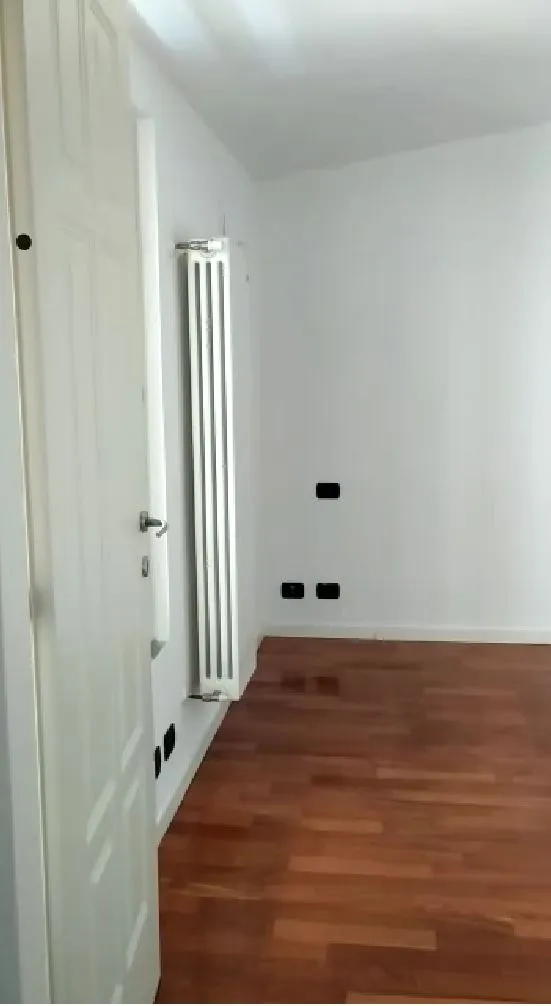 Camera da letto di Red House a Milano, prima dell'intervento