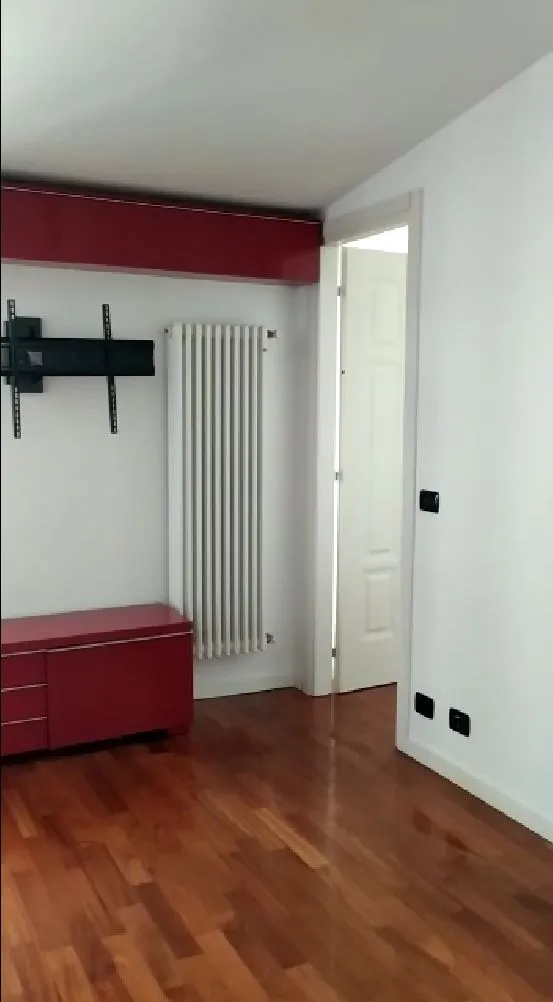 Soggiorno di Red House a Milano, prima dell'intervento