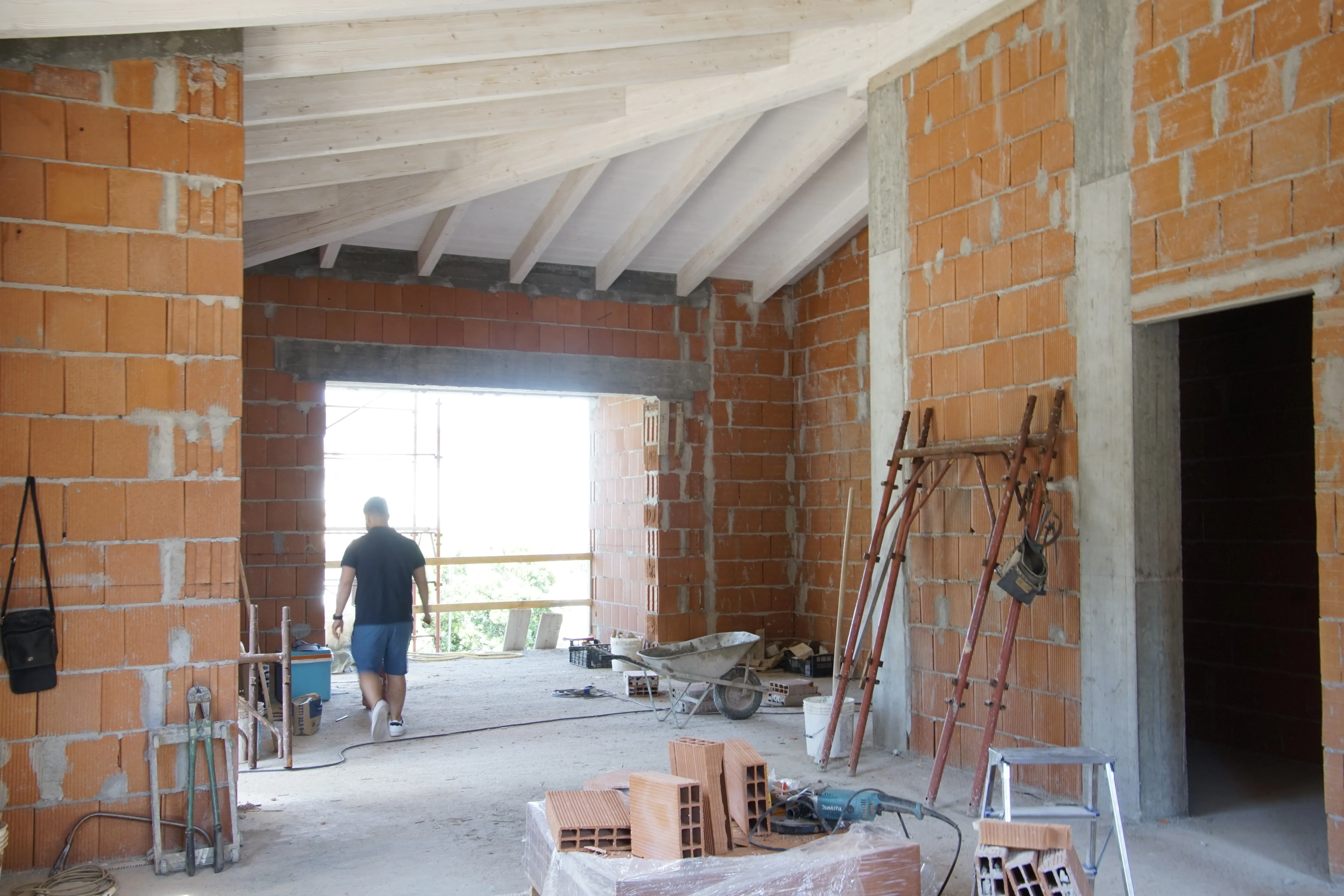 Soggiorno open space di Green House a Donori, prima dell'intervento