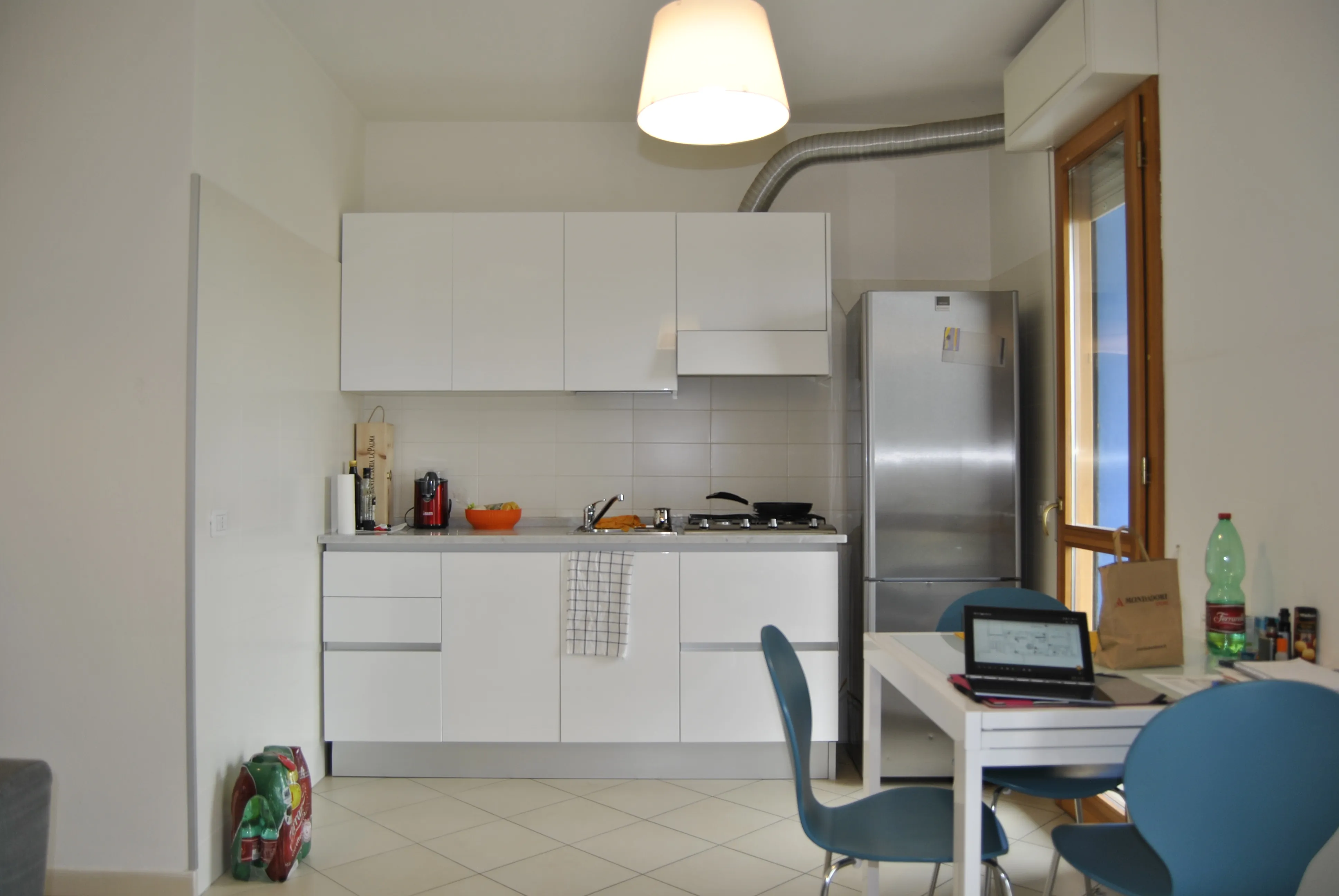Cucina di Black House a Elmas, prima dell'intervento
