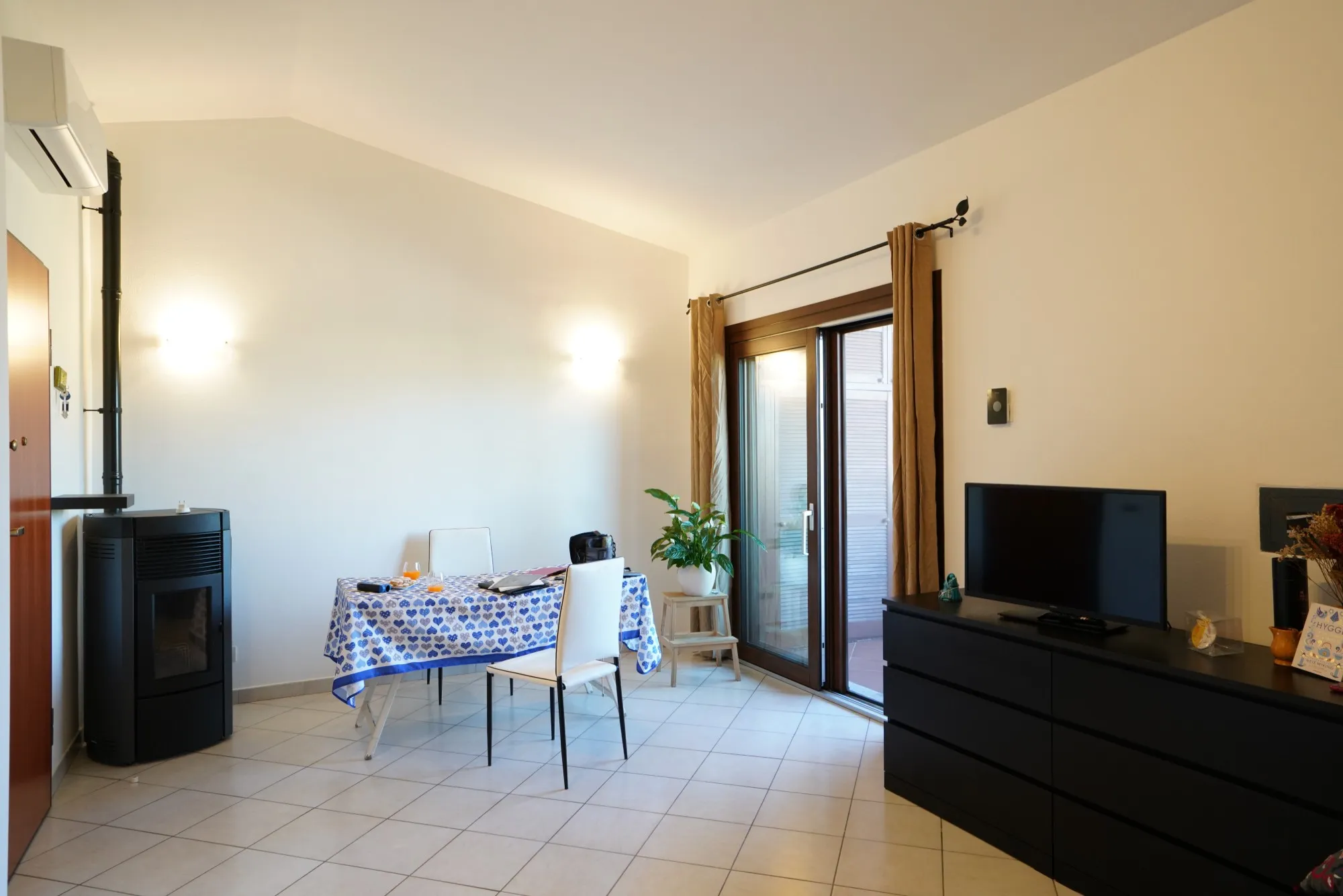Vista d'insieme del soggiorno di Yellow House a Capoterra, prima dell'intervento