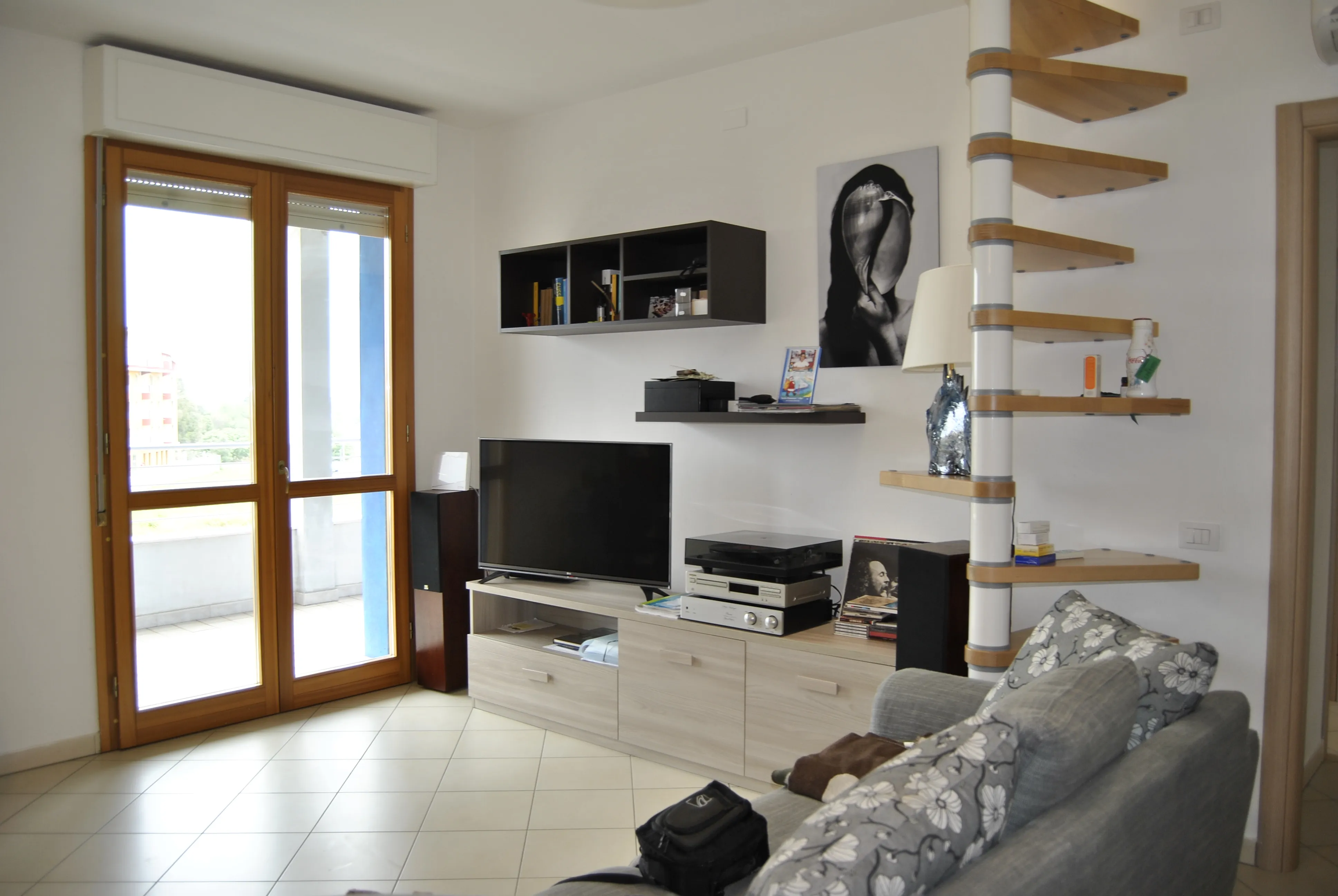 Soggiorno di Black House a Elmas, prima dell'intervento