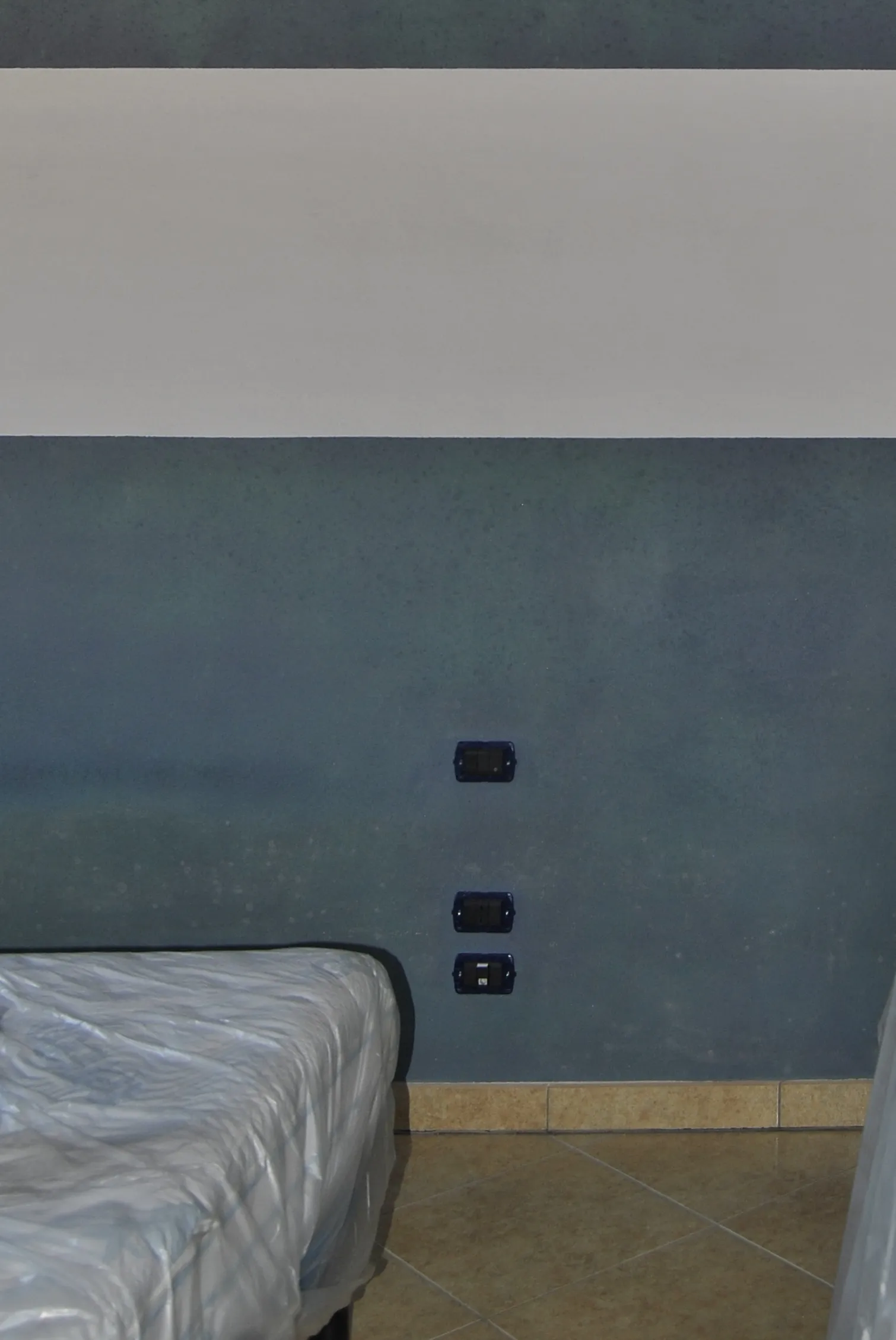 Zona studio della camera da letto di Metro Room a Monastir, prima dell'intervento