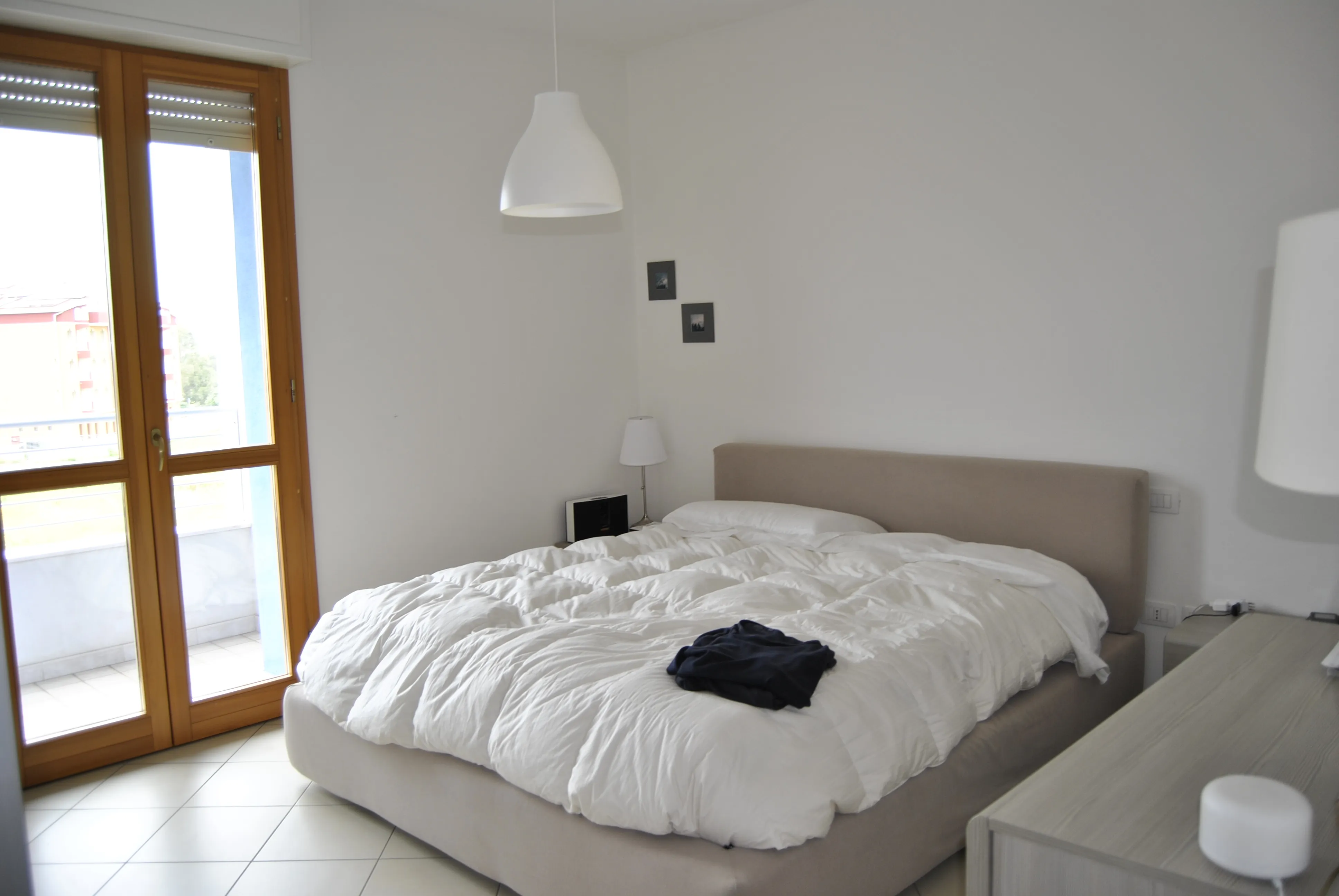 Camera da letto di Black House a Elmas, prima dell'intervento