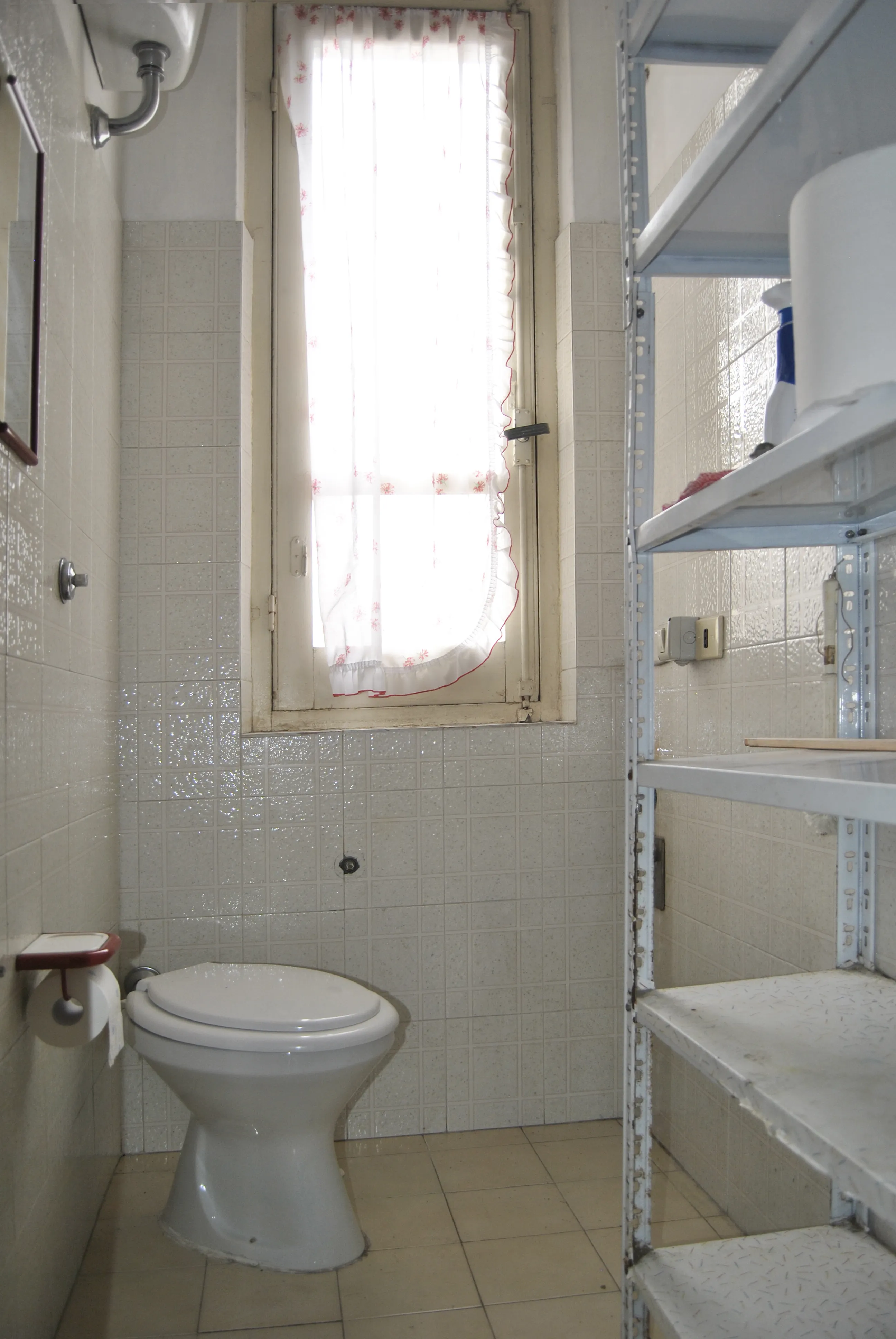 Bagno di servizio di White House a Cagliari, prima dell'intervento